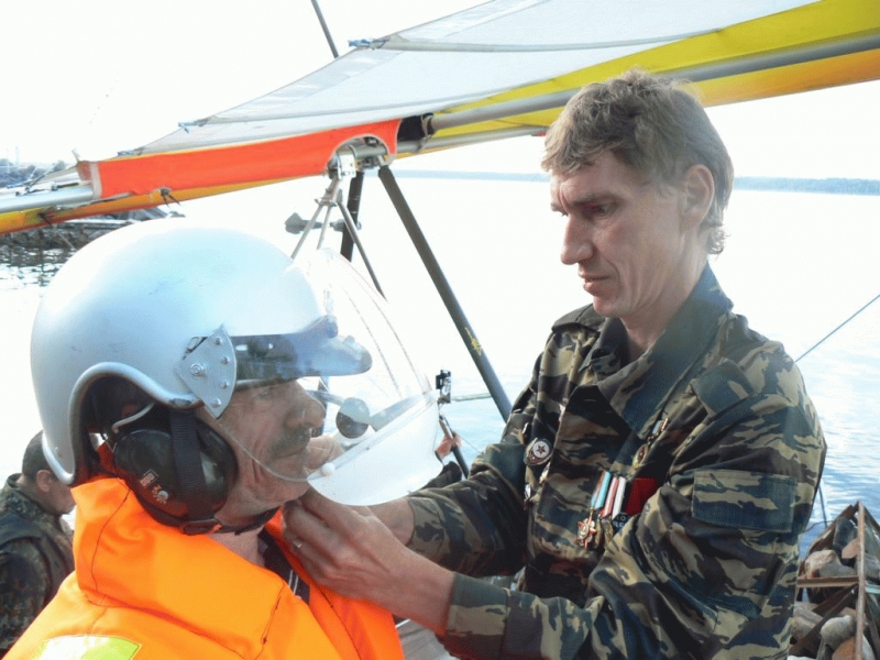 Ветеран ВДВ Соколов Андрей помогает подготовиться к полету инвалиду военной службы Моисееву Илье.